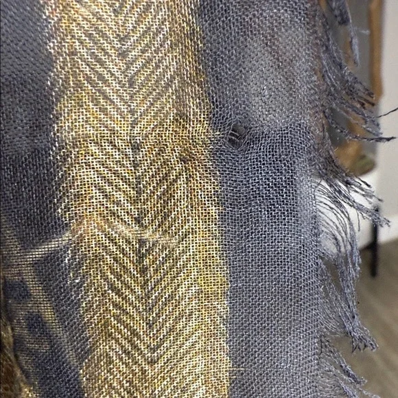 Alexander McQueen Black and Gold Patterned scarf - Picture 10 of 12